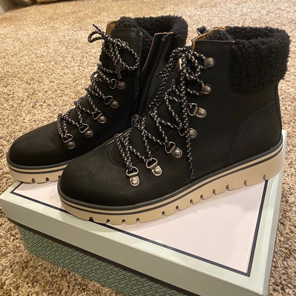 Black fluffy winter boots from the brand Susina